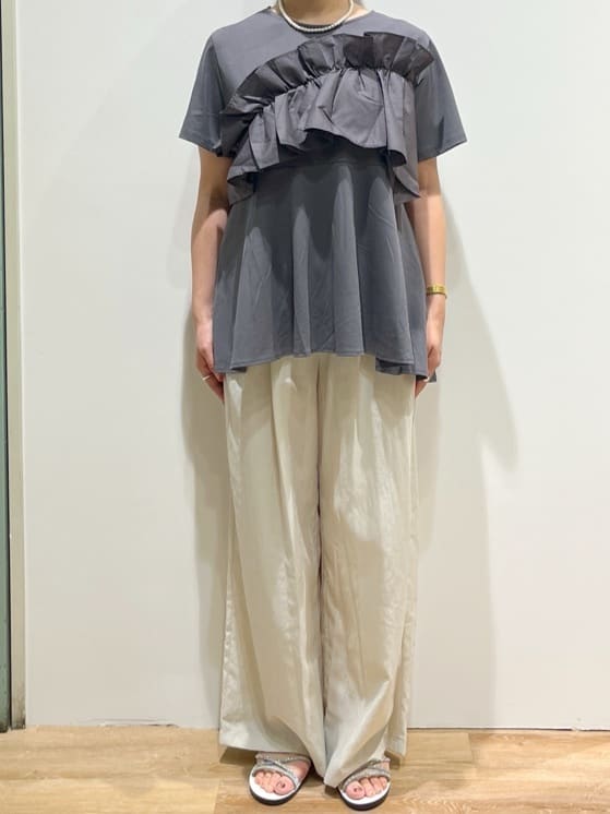 chiakiさんの「OPAQUE.CLIP｜◆フリルドッキングペプラムトップス【接触冷感／洗濯機洗い可】」を使ったコーディネート