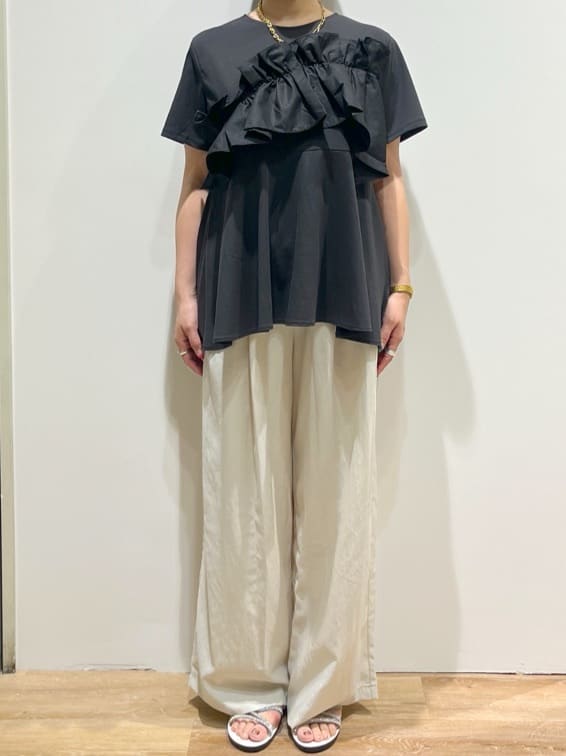 chiakiさんの「OPAQUE.CLIP｜◆フリルドッキングペプラムトップス【接触冷感／洗濯機洗い可】」を使ったコーディネート