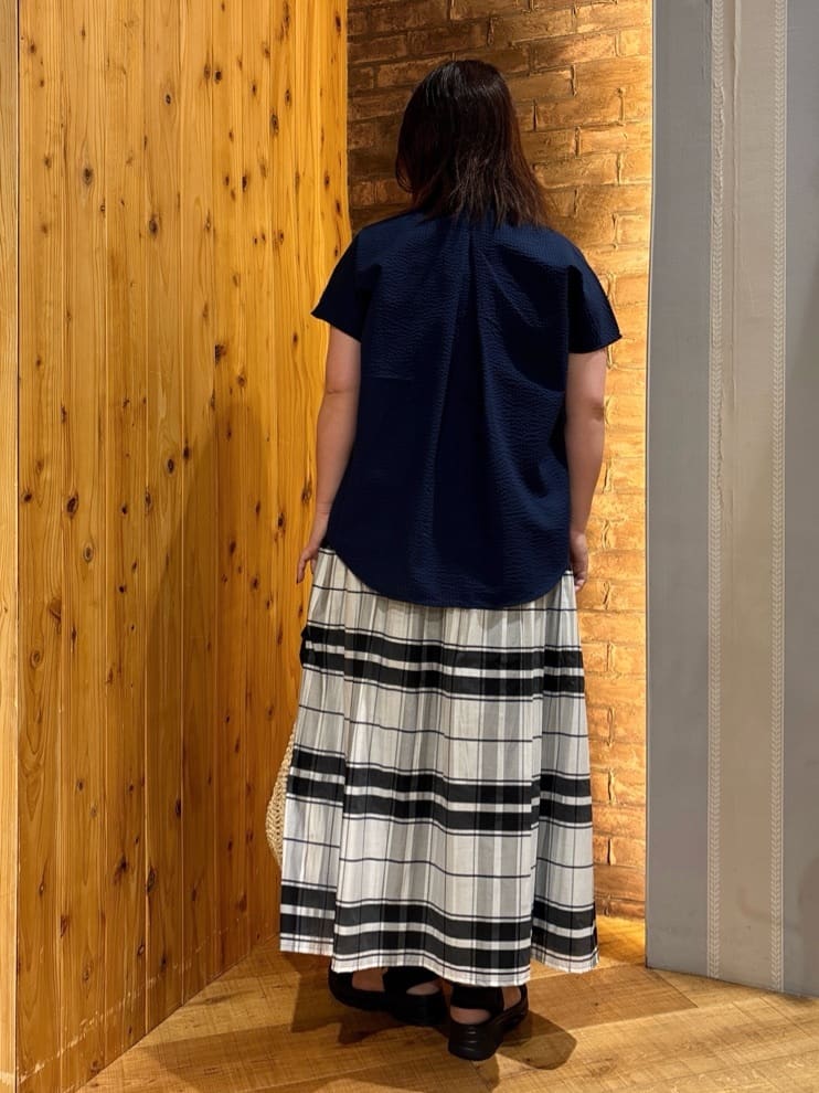 ゆかぴさんの「SHOO･LA･RUE｜◆【洗える/S-LL】涼やかで好印象 サッカーブラウス」を使ったコーディネート