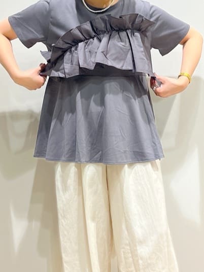 chiakiさんの「OPAQUE.CLIP｜◆フリルドッキングペプラムトップス【接触冷感／洗濯機洗い可】」を使ったコーディネート