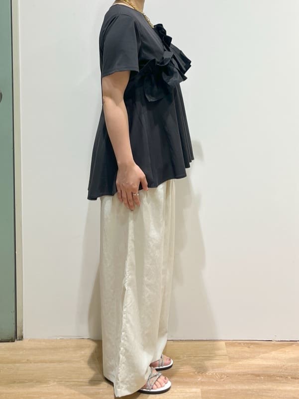 chiakiさんの「OPAQUE.CLIP｜◆フリルドッキングペプラムトップス【接触冷感／洗濯機洗い可】」を使ったコーディネート
