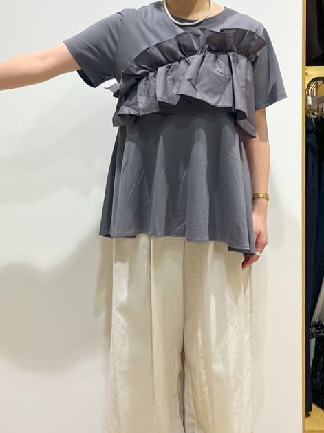 chiakiさんの「OPAQUE.CLIP｜◆フリルドッキングペプラムトップス【接触冷感／洗濯機洗い可】」を使ったコーディネート