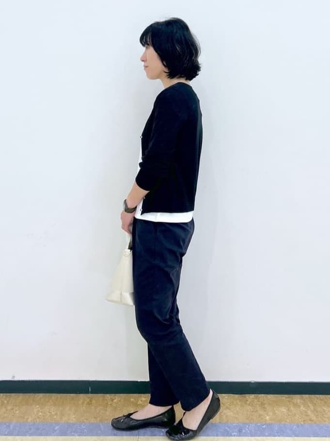 su.さんの「index｜《7色展開／XS-LLサイズ》ビジューボタンクルーネックカーディガン【洗濯機洗い可】」を使ったコーディネート