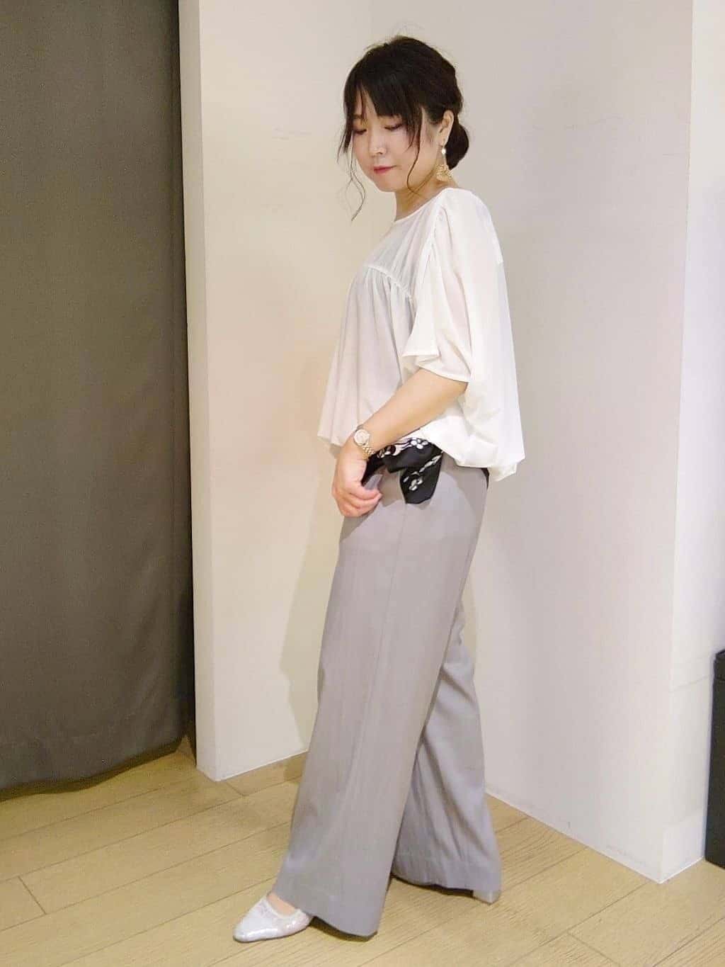 TOMOMIさんの「INDIVI｜【洗える／体型カバー】シャーリングシアートップス」を使ったコーディネート
