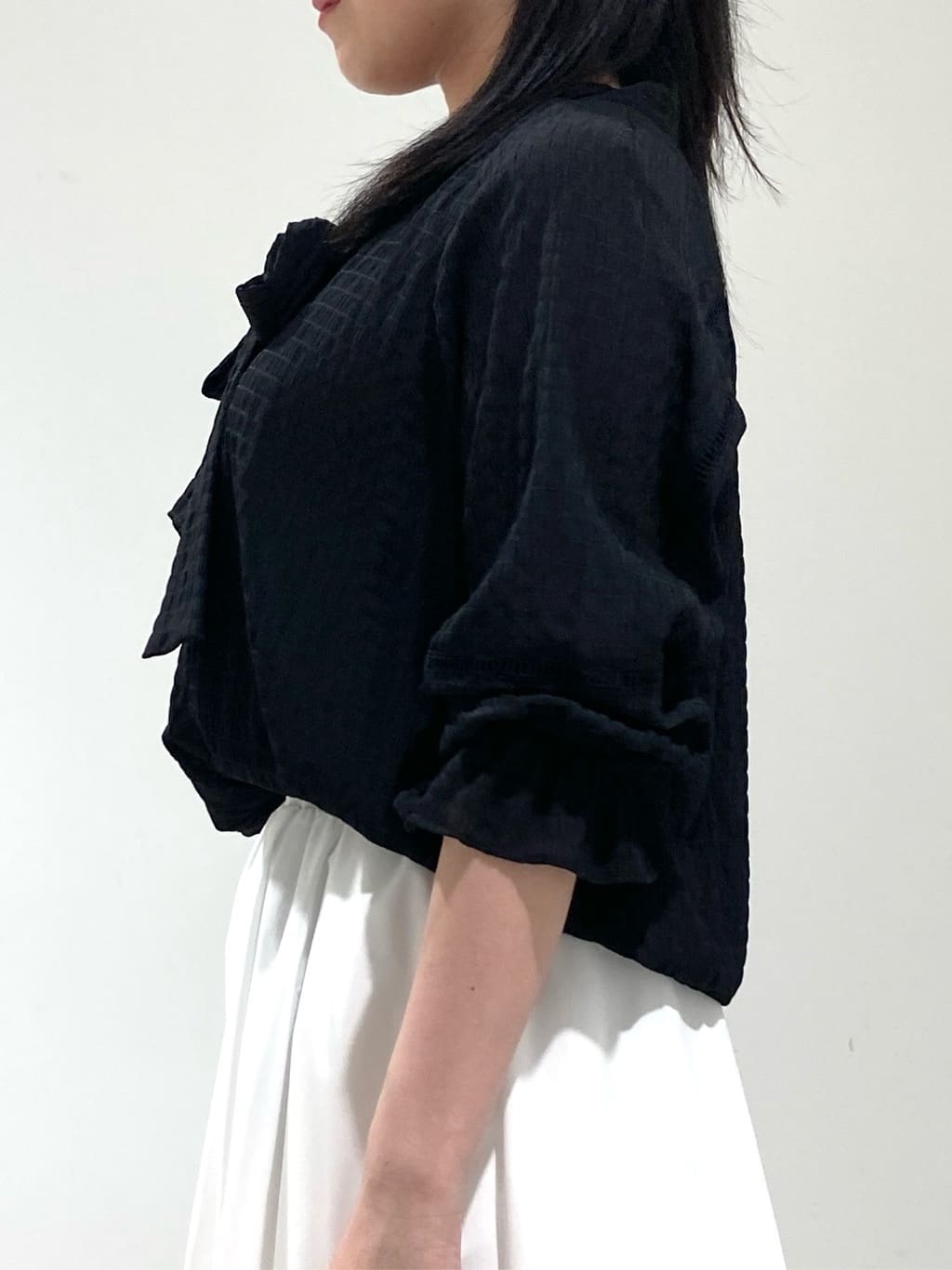 momokoさんの「INDIVI｜【洗える／シャーリング素材】ボリューム袖エアリーブラウス」を使ったコーディネート