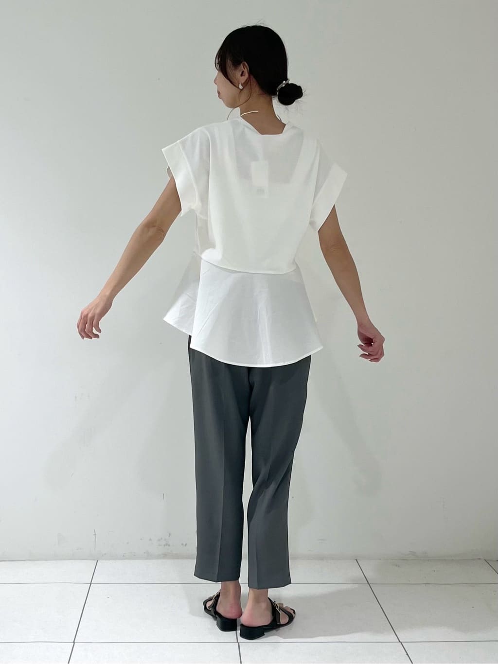 shioriさんの「INDIVI｜【接触冷感／セットアップ対応】イージーテーパードパンツ【通勤・セレモニー】」を使ったコーディネート