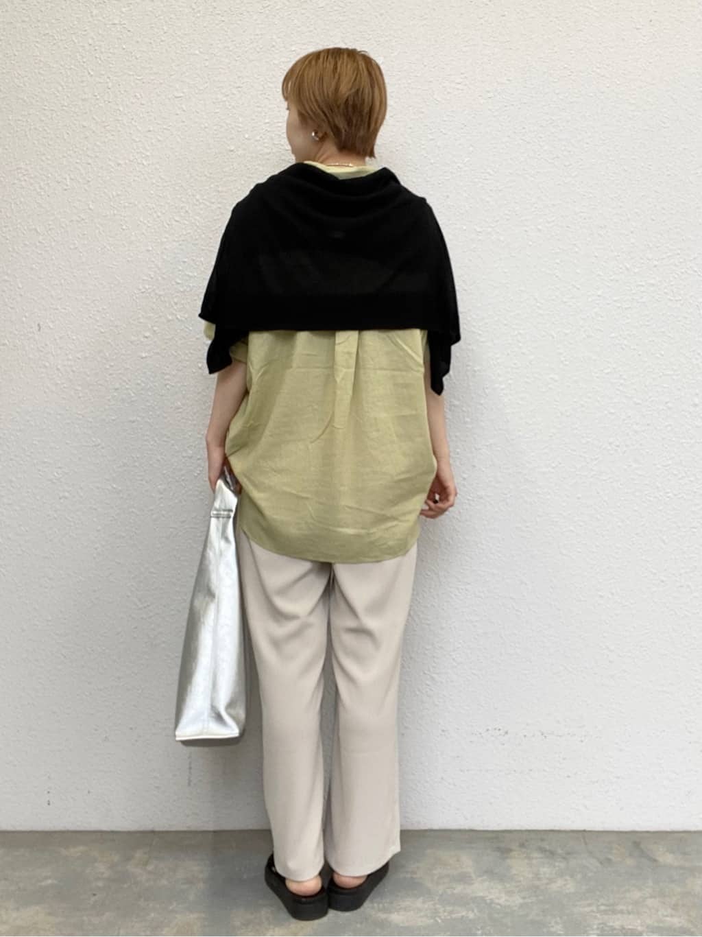 ひらしーさんの「SHOO･LA･RUE｜【S-LL/UV/接触冷感/抗菌防臭】体型を自然にカバー フレンチリネンブレンド襟付ドルマンシャツ」を使ったコーディネート