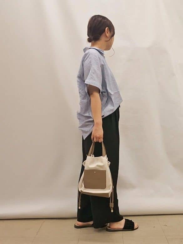 かなさんの「SHOO･LA･RUE｜【S-LL/UV/接触冷感/抗菌防臭】体型を自然にカバー フレンチリネンブレンド襟付ドルマンシャツ」を使ったコーディネート