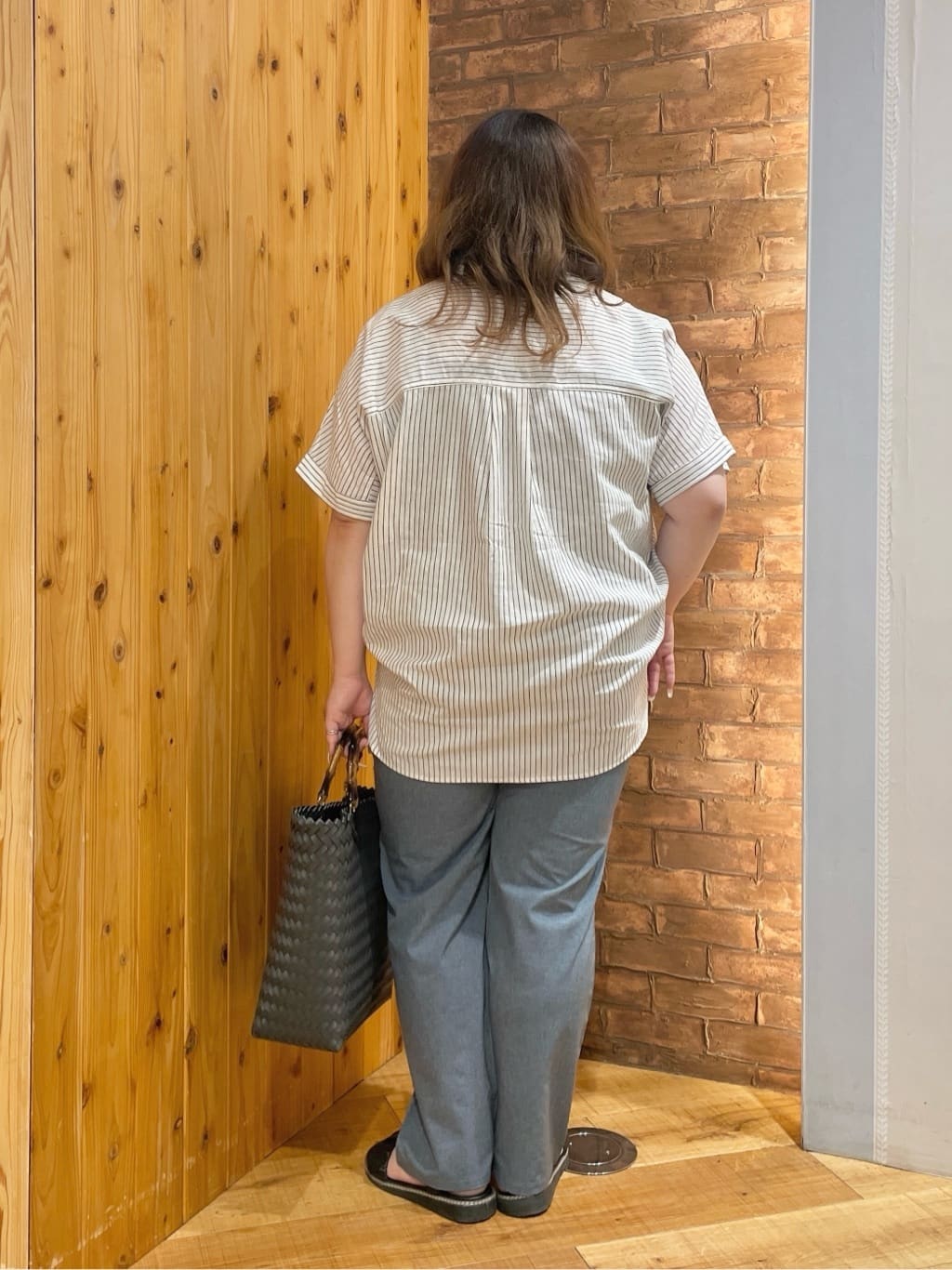 Risaさんの「SHOO･LA･RUE｜【S-LL/UV/接触冷感/抗菌防臭】体型を自然にカバー フレンチリネンブレンド襟付ドルマンシャツ」を使ったコーディネート