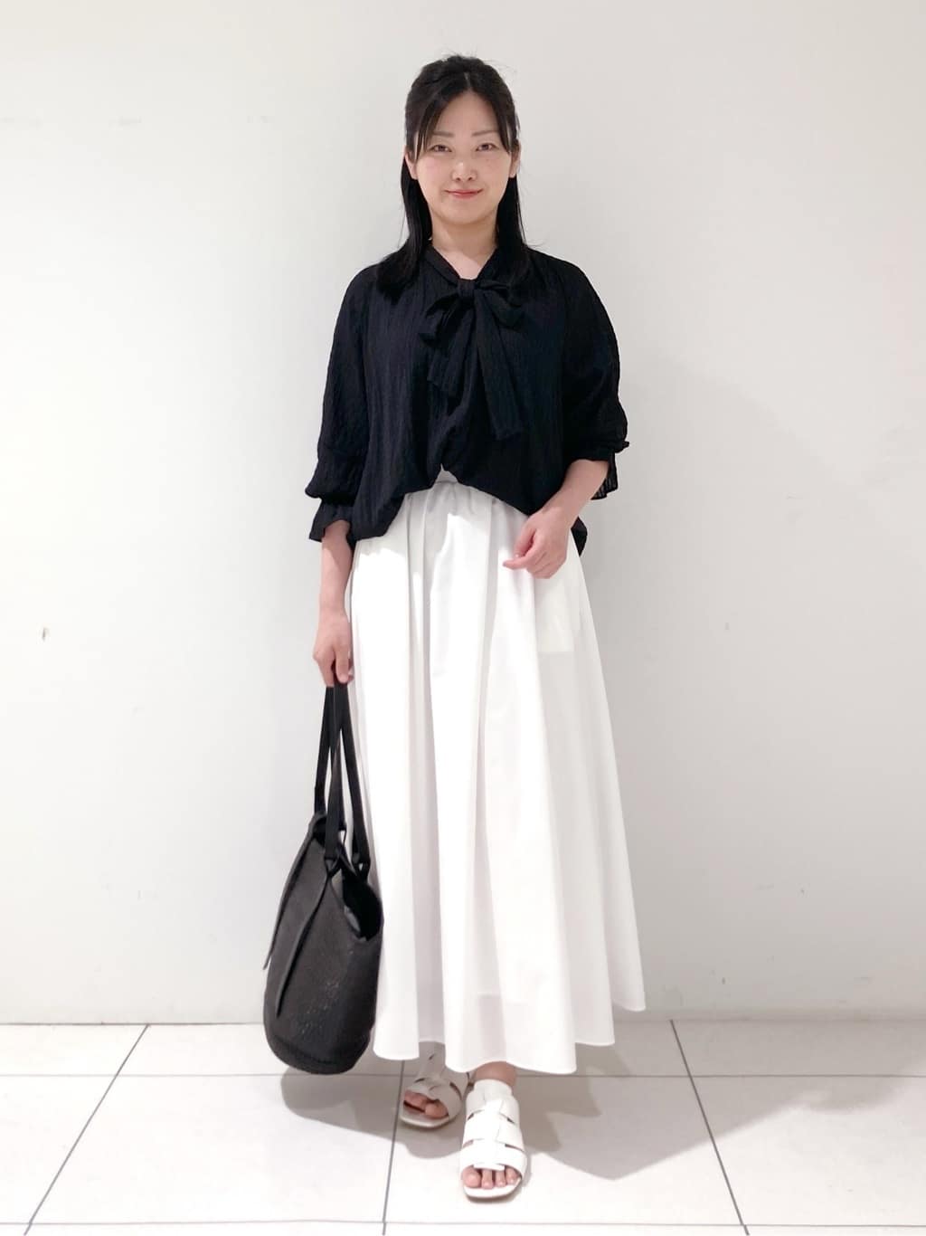 momokoさんの「INDIVI｜【洗える／シャーリング素材】ボリューム袖エアリーブラウス」を使ったコーディネート