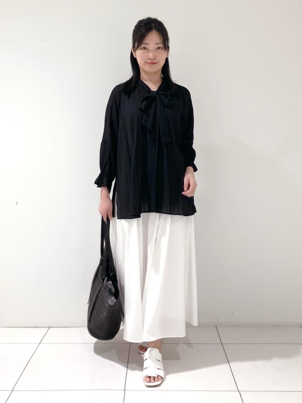 momokoさんの「INDIVI｜【洗える／シャーリング素材】ボリューム袖エアリーブラウス」を使ったコーディネート