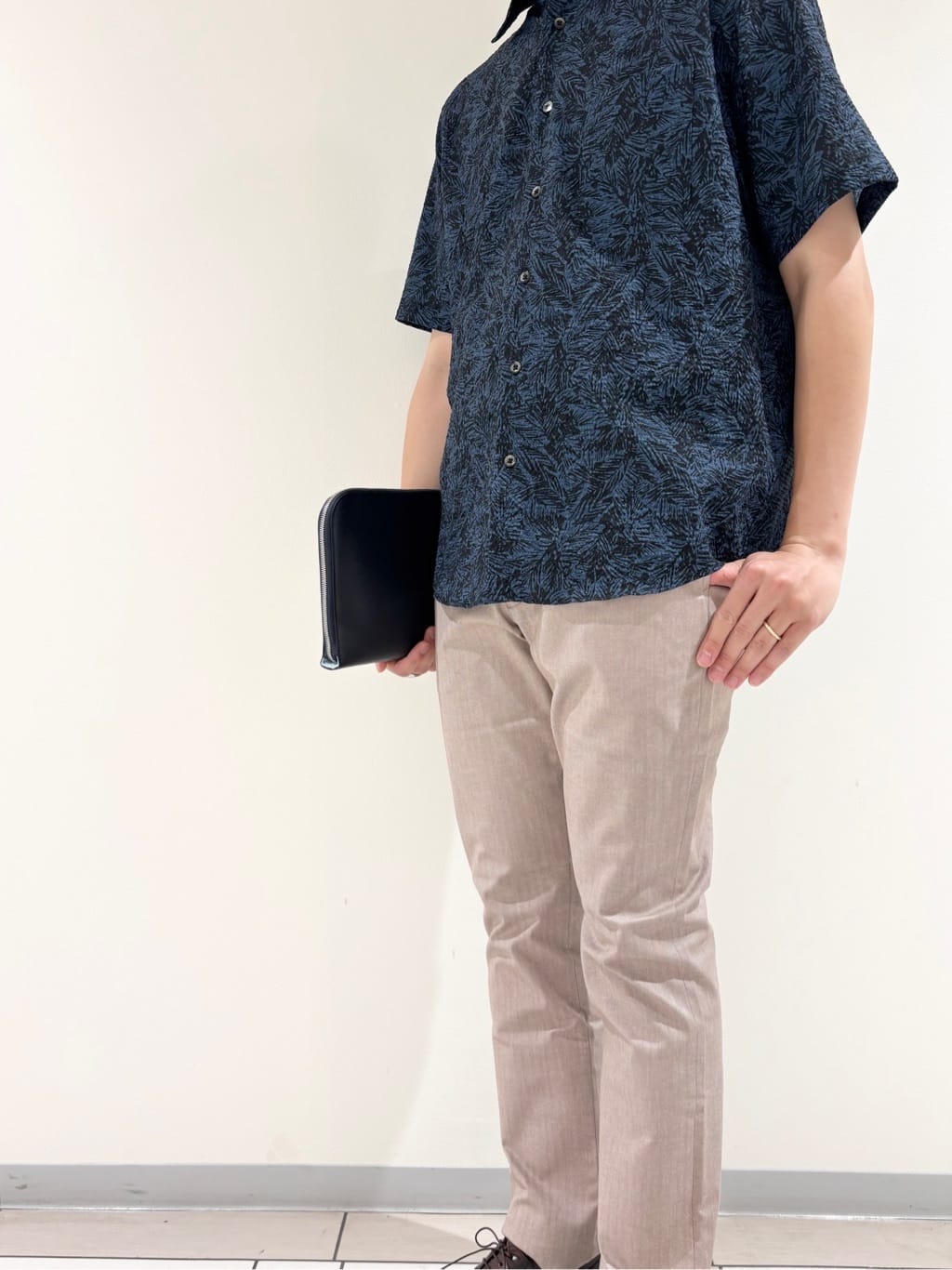 及川さんの「TAKEO KIKUCHI｜【Made in JAPAN】播州織 ヘリンボン ストレート パンツ」を使ったコーディネート