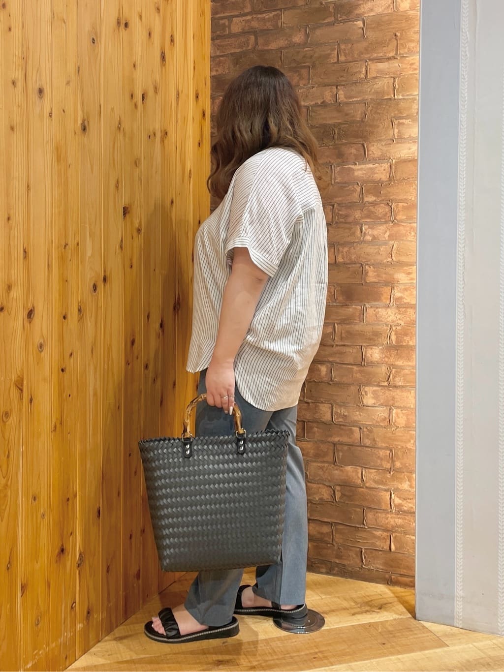 Risaさんの「SHOO･LA･RUE｜【S-LL/UV/接触冷感/抗菌防臭】体型を自然にカバー フレンチリネンブレンド襟付ドルマンシャツ」を使ったコーディネート