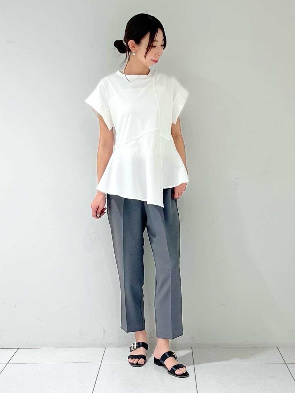 shioriさんの「INDIVI｜【接触冷感／セットアップ対応】イージーテーパードパンツ【通勤・セレモニー】」を使ったコーディネート