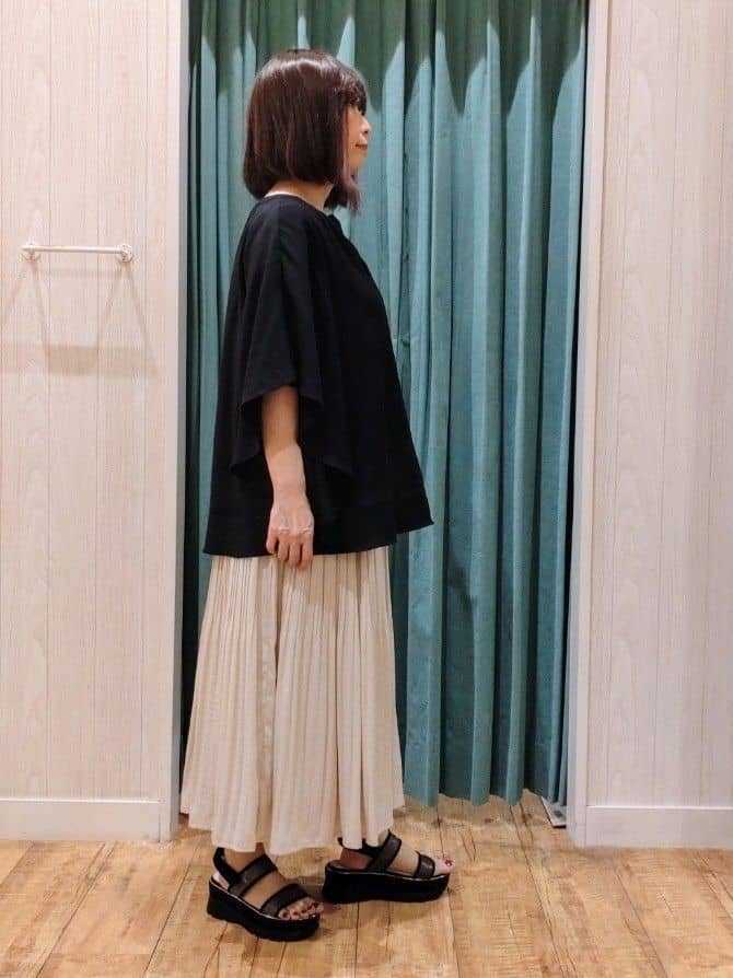 ゆーさんさんの「SHOO･LA･RUE｜◆【洗える/ひんやり】涼しく体型カバー お袖フレア ドレープブラウス」を使ったコーディネート