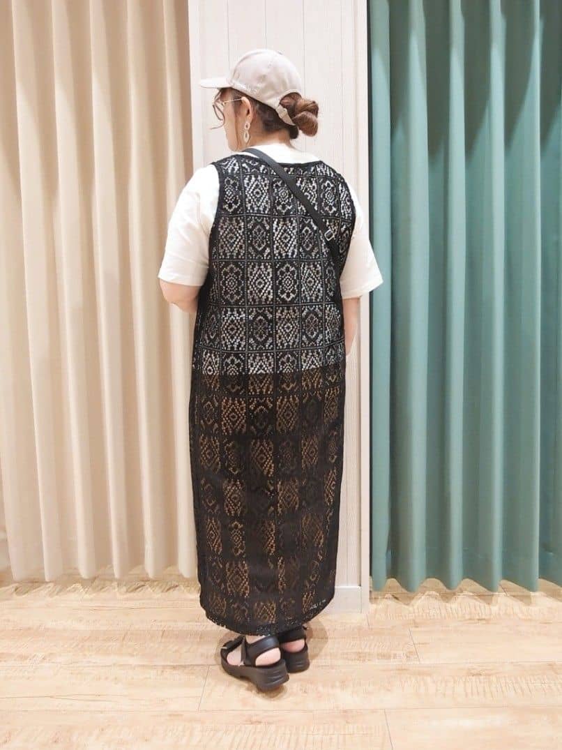 タガさんの「SHOO･LA･RUE｜◆【S-LL】羽織るだけでサマ見え レース風の柄が華やかなロングジレ」を使ったコーディネート