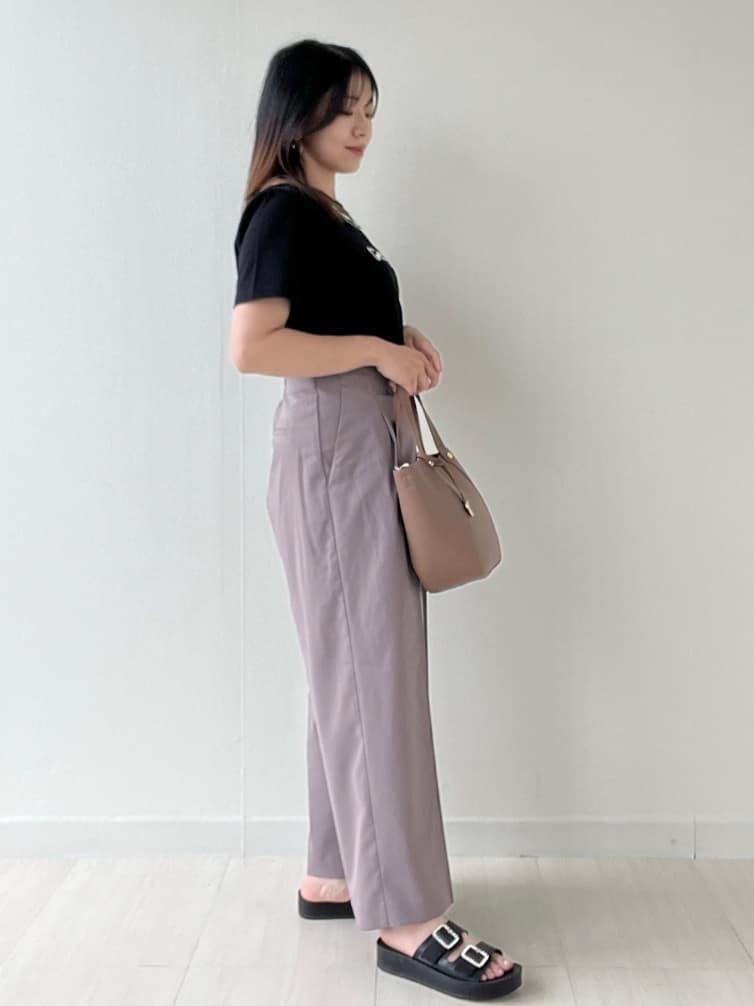 Mori Moriさんの「index｜パール調刺繍ロゴTシャツ【汗ジミ防止／吸水速乾／接触冷感／UVケア／洗濯機洗い可】」を使ったコーディネート
