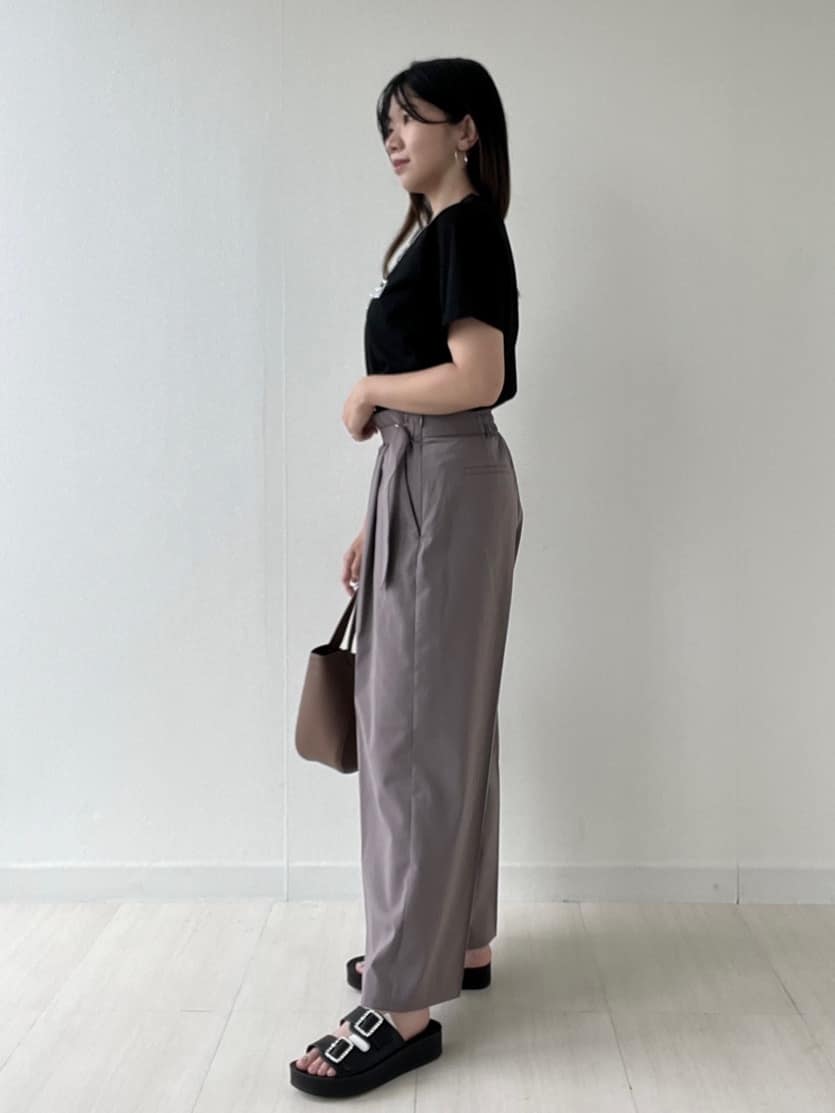 Mori Moriさんの「index｜パール調刺繍ロゴTシャツ【汗ジミ防止／吸水速乾／接触冷感／UVケア／洗濯機洗い可】」を使ったコーディネート