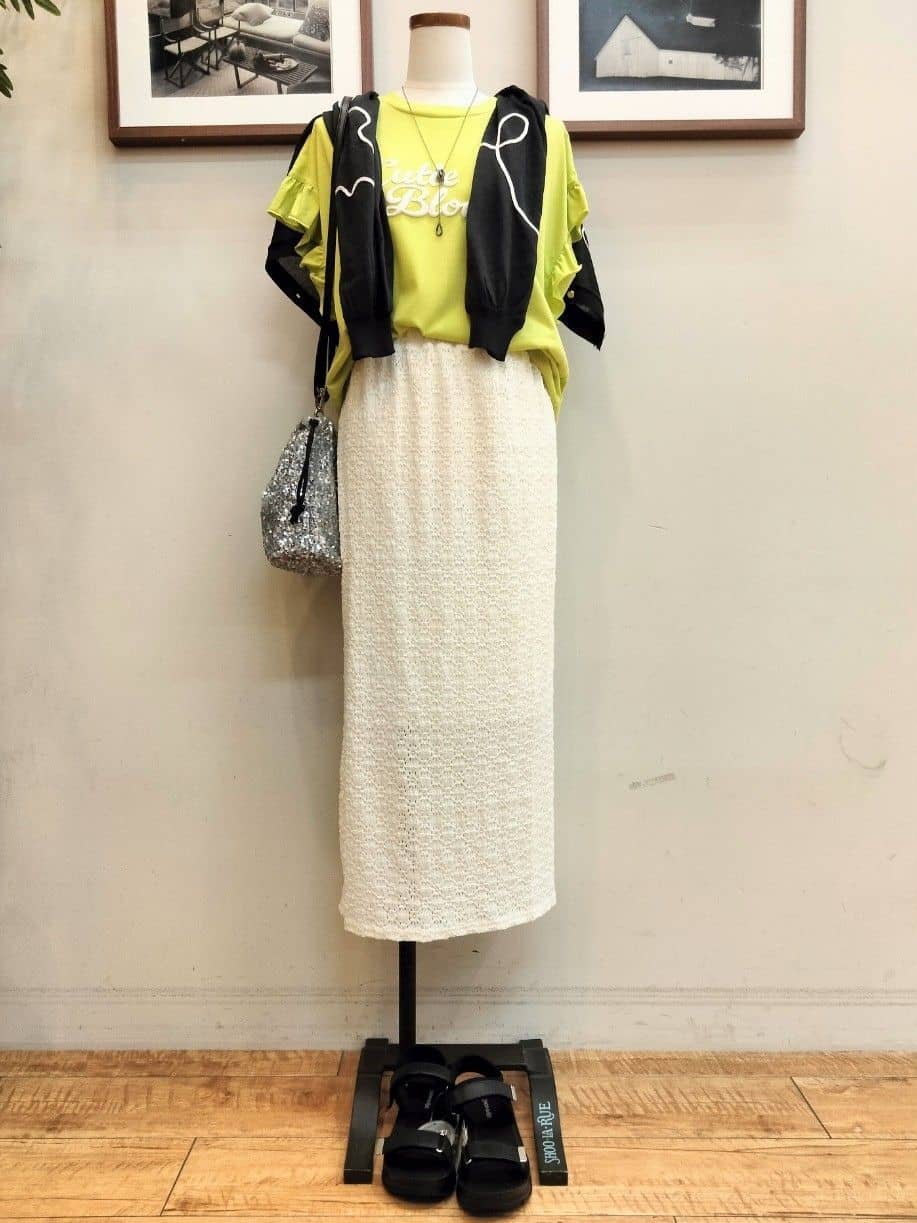 うっちーさんの「SHOO･LA･RUE｜ニュアンスデザインがこなれ見え 刺繍デザイン シアーカーディガン」を使ったコーディネート