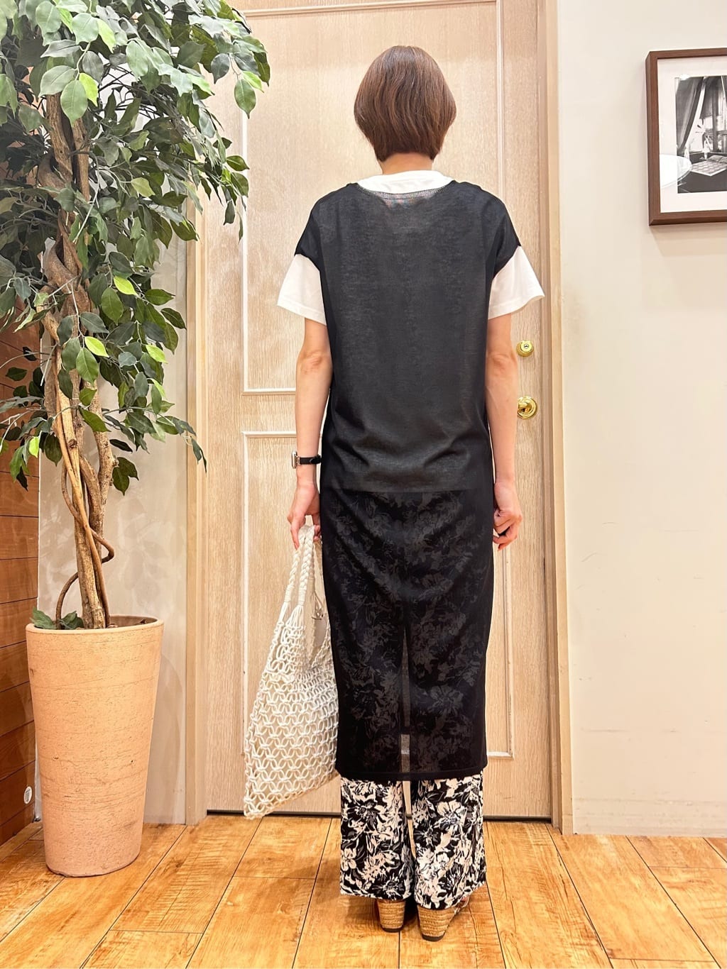 りかさんの「SHOO･LA･RUE｜【ひんやり/選べる2柄】大人のリラックスコーデに プリント柄パンツ」を使ったコーディネート