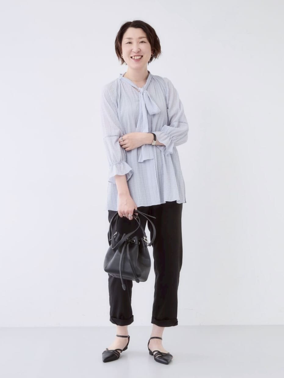 yuriさんの「INDIVI｜【洗える／シャーリング素材】ボリューム袖エアリーブラウス」を使ったコーディネート