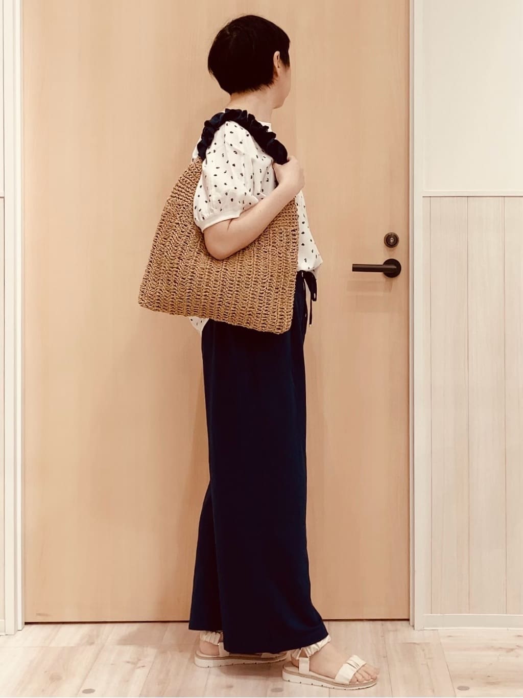 ノンさんの「SHOO･LA･RUE｜◆くしゅくしゅデザインが大人の抜け感をプラスする ギャザーベルトサンダル」を使ったコーディネート