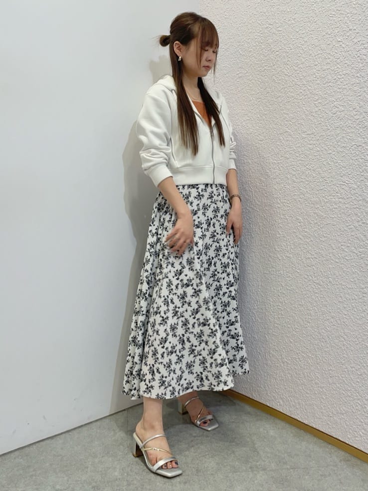 azusaさんの「ESPERANZA｜ゴールドラインプレートヒールミュール」を使ったコーディネート