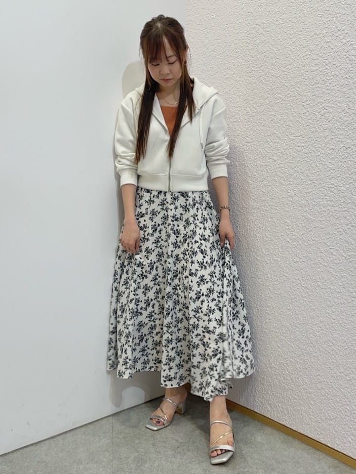 azusaさんの「ESPERANZA｜ゴールドラインプレートヒールミュール」を使ったコーディネート