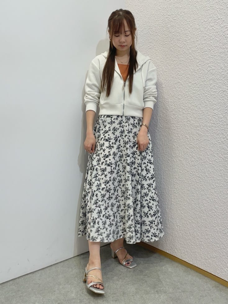azusaさんの「ESPERANZA｜ゴールドラインプレートヒールミュール」を使ったコーディネート