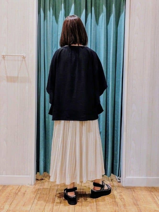 ゆーさんさんの「SHOO･LA･RUE｜◆【洗える/ひんやり】涼しく体型カバー お袖フレア ドレープブラウス」を使ったコーディネート