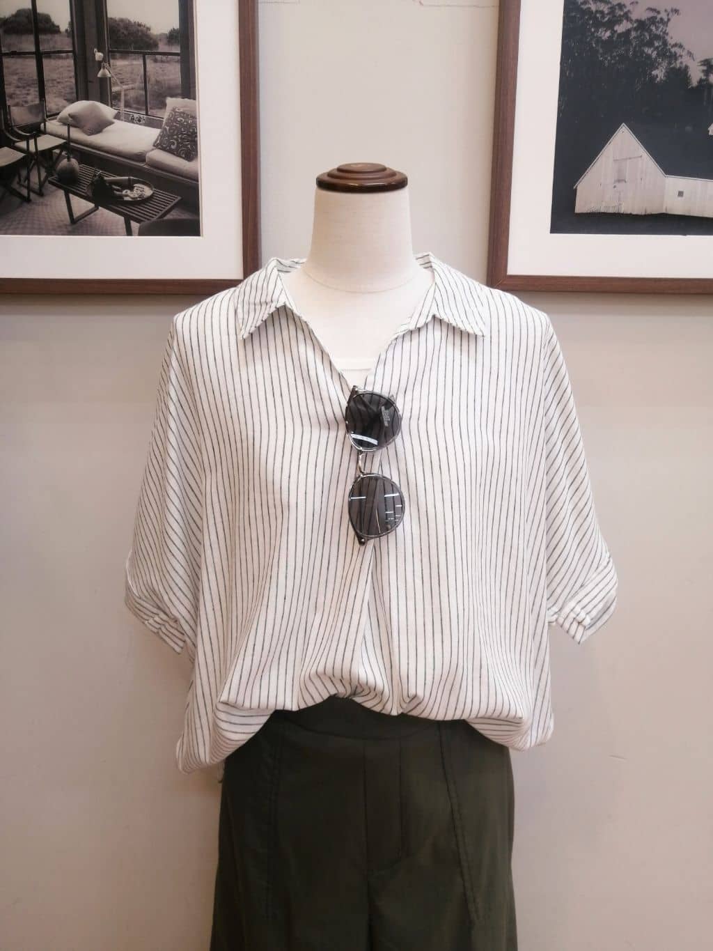 maiさんの「SHOO･LA･RUE｜【S-LL/UV/接触冷感/抗菌防臭】体型を自然にカバー フレンチリネンブレンド襟付ドルマンシャツ」を使ったコーディネート