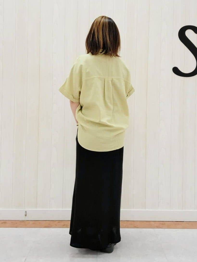 nanahachiさんの「SHOO･LA･RUE｜【S-LL/UV/接触冷感/抗菌防臭】体型を自然にカバー フレンチリネンブレンド襟付ドルマンシャツ」を使ったコーディネート