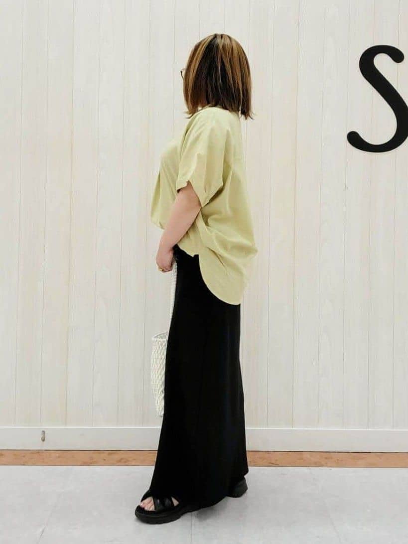 nanahachiさんの「SHOO･LA･RUE｜【S-LL/UV/接触冷感/抗菌防臭】体型を自然にカバー フレンチリネンブレンド襟付ドルマンシャツ」を使ったコーディネート