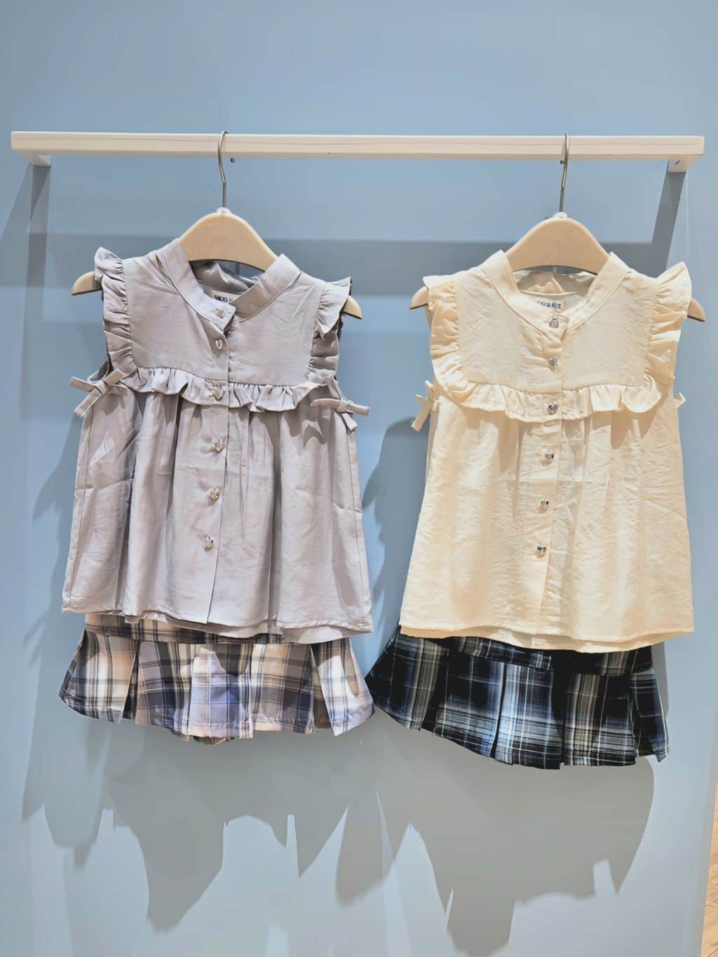 harumiruさんの「SHOO･LA･RUE｜◆【110-150cm】ハートボタンがアクセント ノースリーブブラウス」を使ったコーディネート