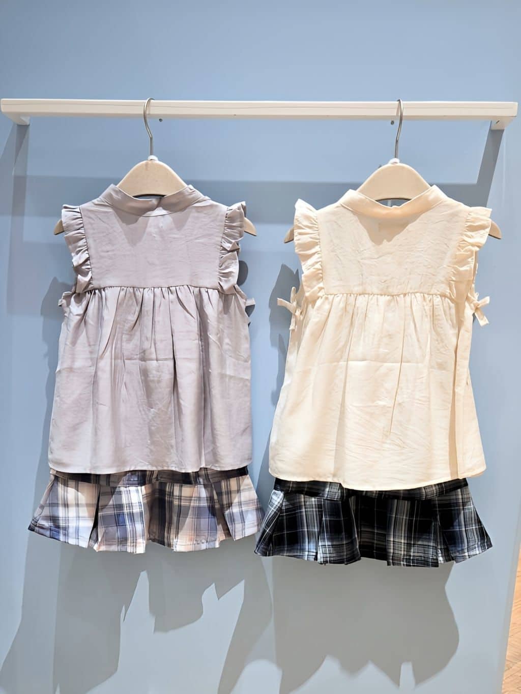 harumiruさんの「SHOO･LA･RUE｜◆【110-150cm】ハートボタンがアクセント ノースリーブブラウス」を使ったコーディネート