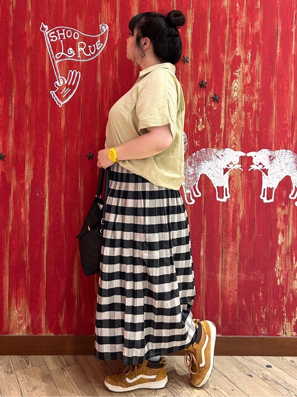 みりぽんさんの「SHOO･LA･RUE｜【S-LL/UV/接触冷感/抗菌防臭】体型を自然にカバー フレンチリネンブレンド襟付ドルマンシャツ」を使ったコーディネート