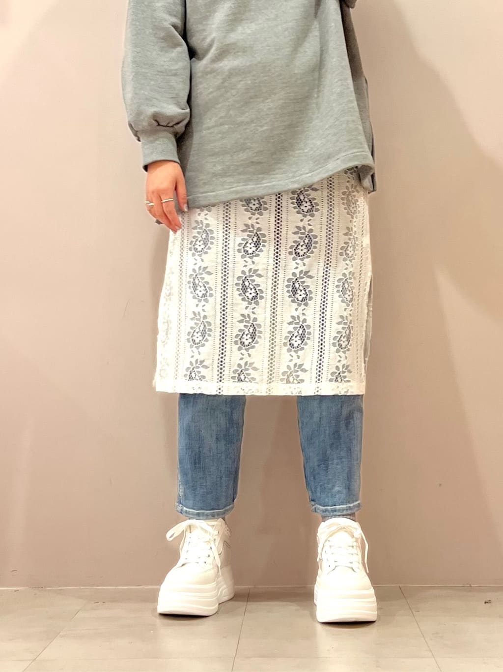 TAKAさんの「ESPERANZA｜きゅんフィットインソールラインストーンスニーカー」を使ったコーディネート