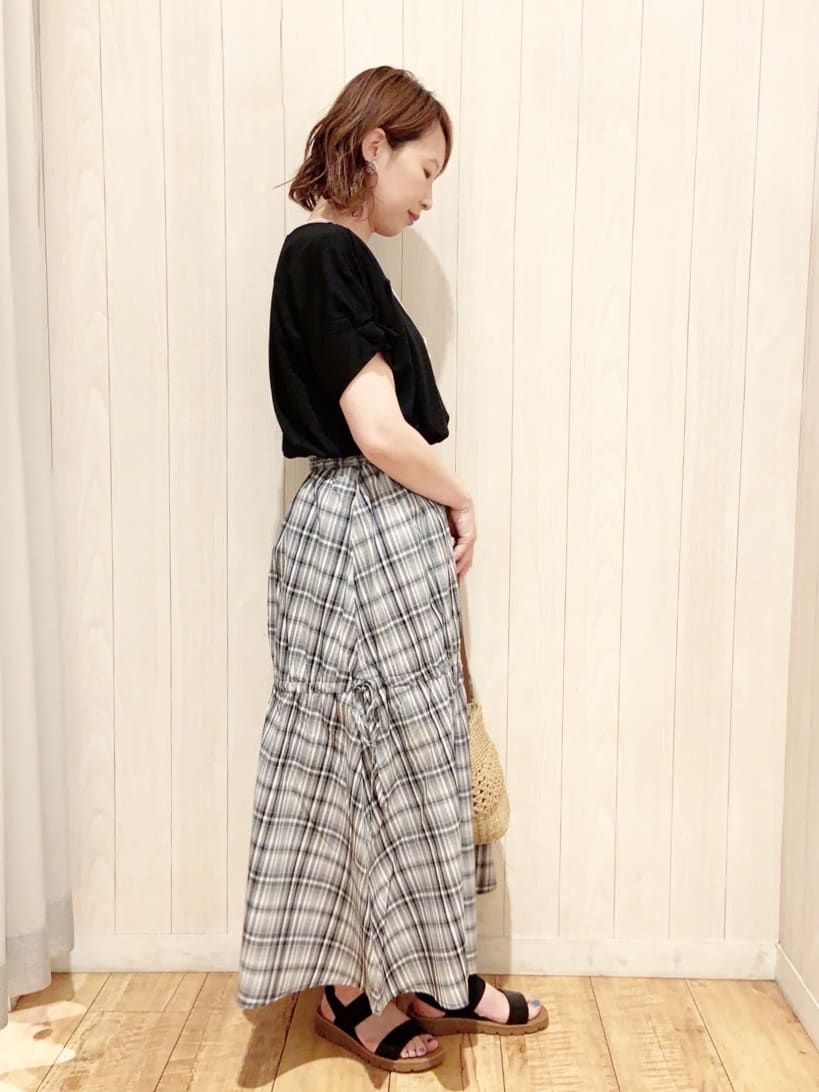 あいこさんの「SHOO･LA･RUE｜【S-LL/UV/プチプラ】お袖タックで好印象 デザインTシャツ」を使ったコーディネート