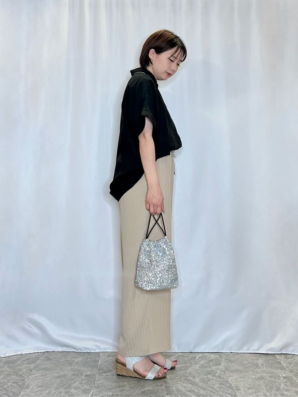 ネリさんの「SHOO･LA･RUE｜【S-LL/UV/接触冷感/抗菌防臭】体型を自然にカバー フレンチリネンブレンド襟付ドルマンシャツ」を使ったコーディネート