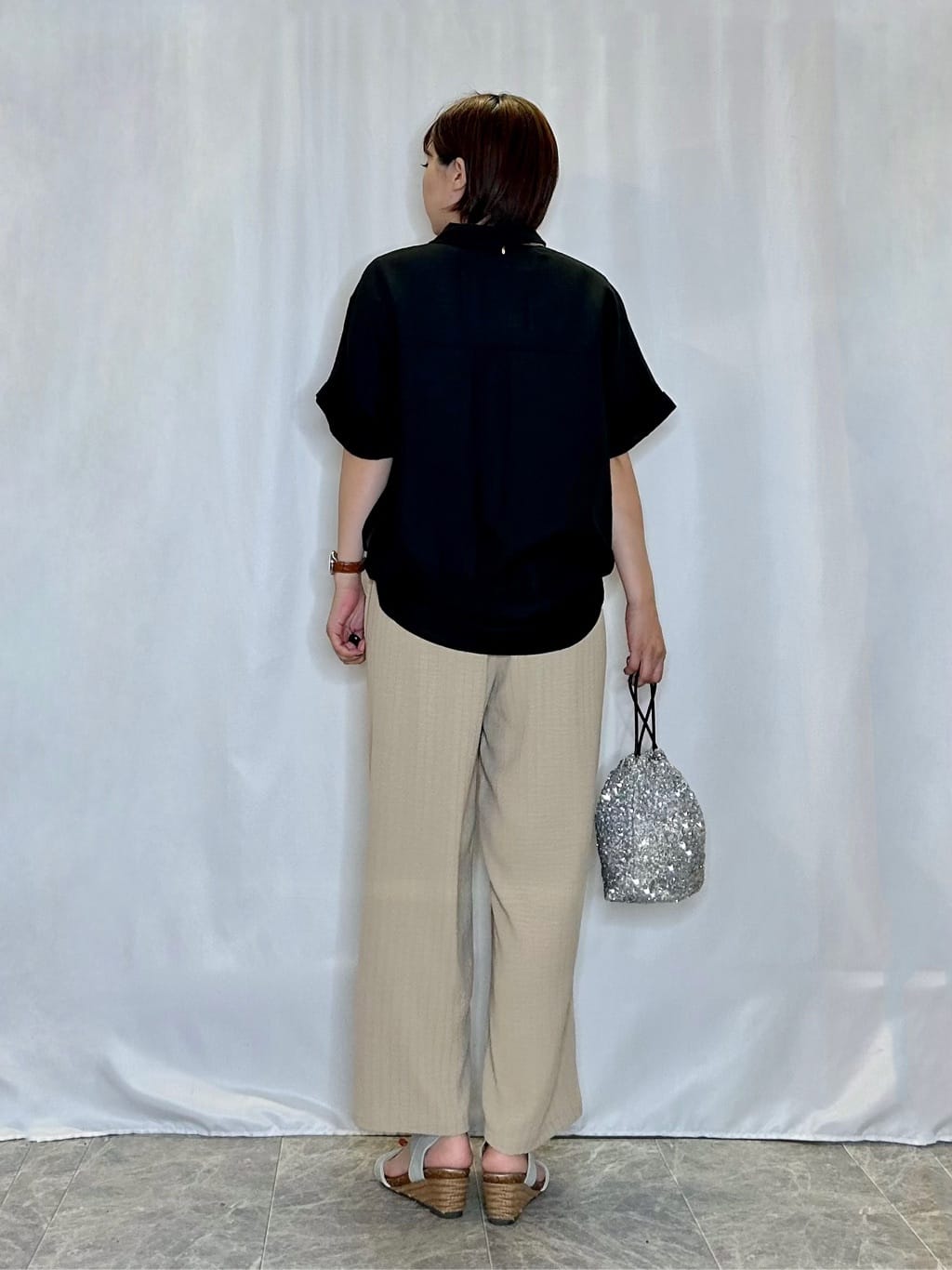 ネリさんの「SHOO･LA･RUE｜【S-LL/UV/接触冷感/抗菌防臭】体型を自然にカバー フレンチリネンブレンド襟付ドルマンシャツ」を使ったコーディネート