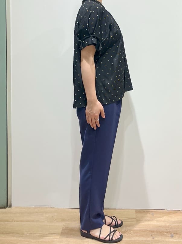 chiakiさんの「OPAQUE.CLIP｜◆幾何柄アソート タックドルマンスリーブブラウス【洗濯機洗い可】」を使ったコーディネート