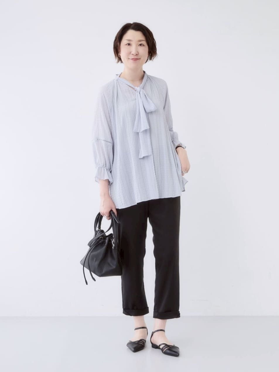 yuriさんの「INDIVI｜【洗える／シャーリング素材】ボリューム袖エアリーブラウス」を使ったコーディネート