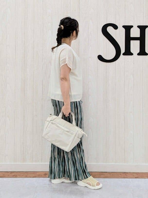 さくみぃさんの「SHOO･LA･RUE｜◆【S-LL/2点セット】涼やかに楽に決まる タンクトップ＋編み柄ニット」を使ったコーディネート