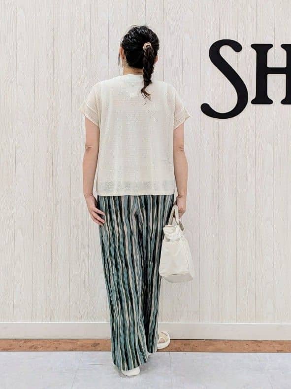 さくみぃさんの「SHOO･LA･RUE｜◆【S-LL/2点セット】涼やかに楽に決まる タンクトップ＋編み柄ニット」を使ったコーディネート