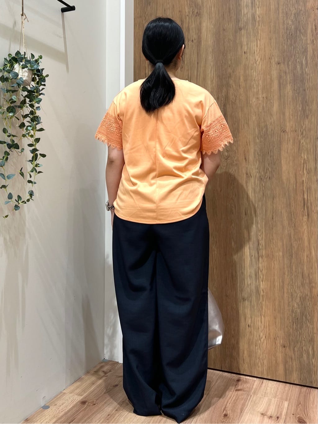 Reinaさんの「grove｜【洗える/二の腕カバー】上品なレースで叶える、きちんと見えの夏Tシャツ」を使ったコーディネート