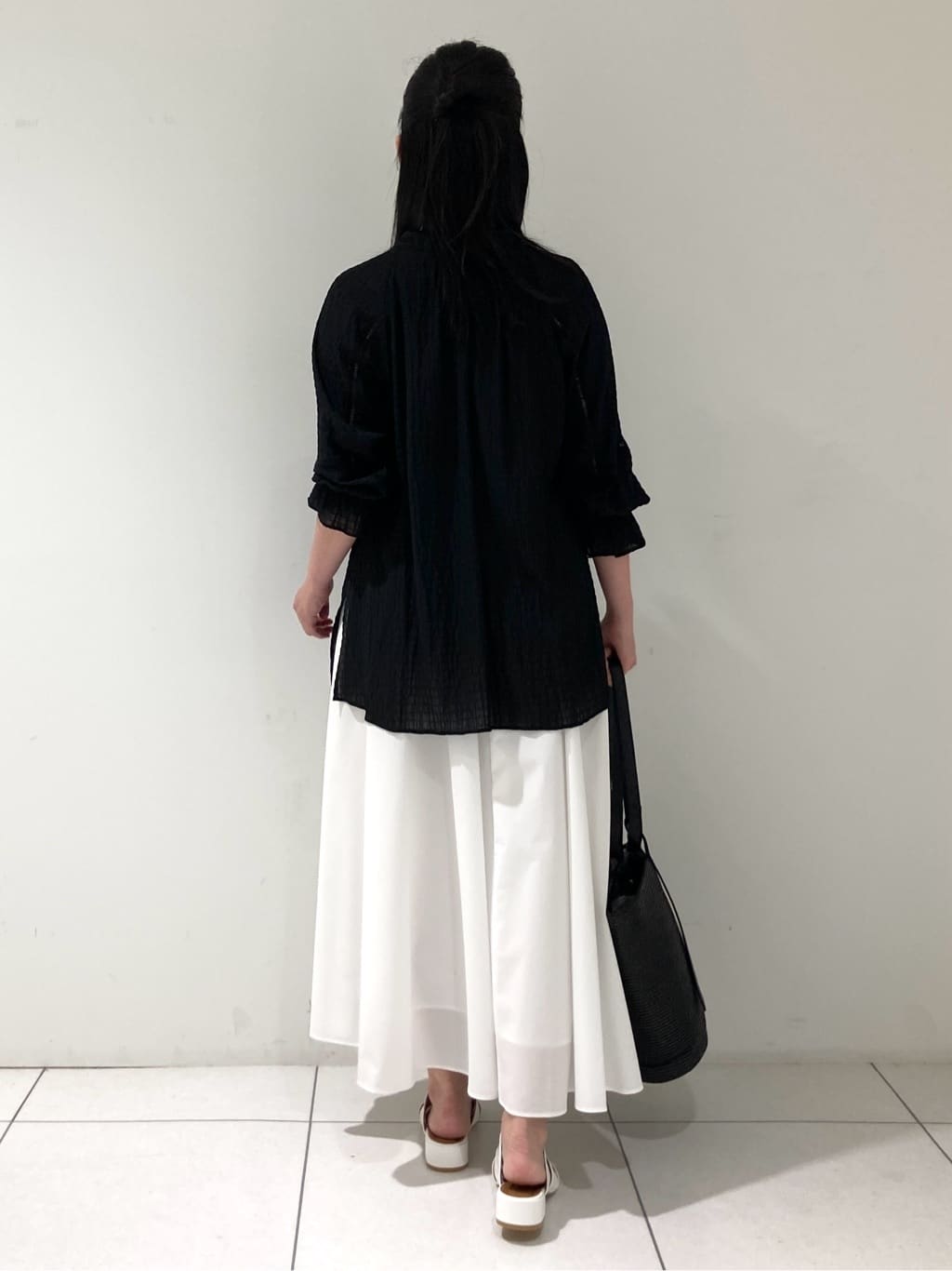 momokoさんの「INDIVI｜【洗える／シャーリング素材】ボリューム袖エアリーブラウス」を使ったコーディネート