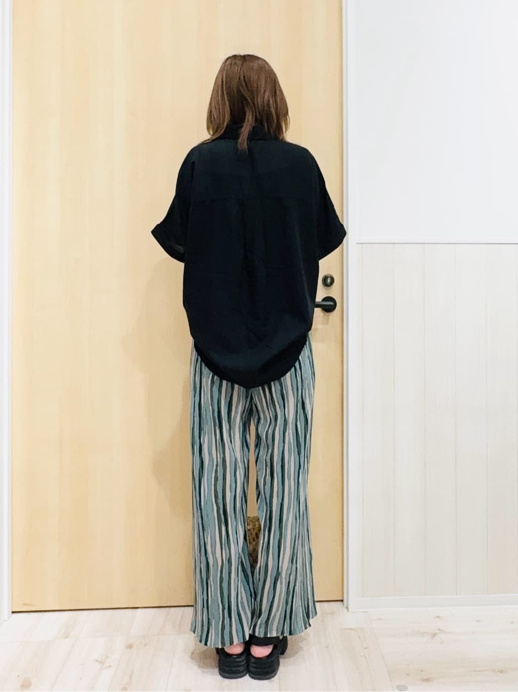 Naさんの「SHOO･LA･RUE｜【S-LL/UV/接触冷感/抗菌防臭】体型を自然にカバー フレンチリネンブレンド襟付ドルマンシャツ」を使ったコーディネート