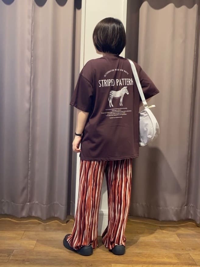 いーいさんの「SHOO･LA･RUE｜【ひんやり/汗ジミ軽減/UVカット】プリントアソート BIG Tシャツ」を使ったコーディネート