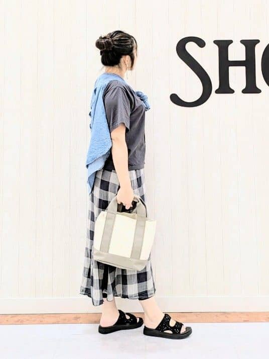さくみぃさんの「SHOO･LA･RUE｜◆【洗える/S-LL】大人のこなれコーデに やわらかデニムシャツ」を使ったコーディネート
