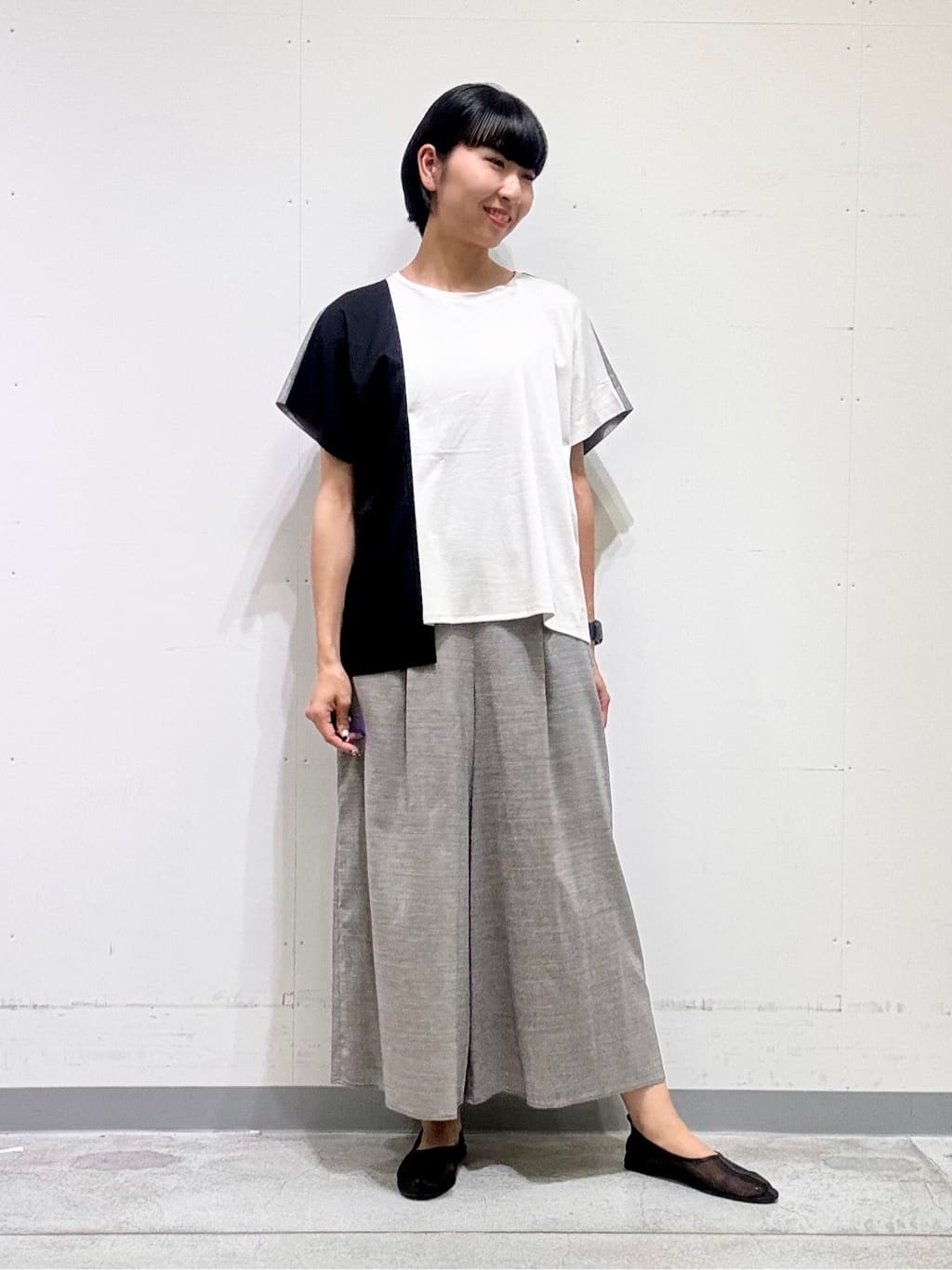 naoさんの「INDIVI｜【洗える／汗ジミ防止】バイカラー＆アシメヘム Tシャツ」を使ったコーディネート